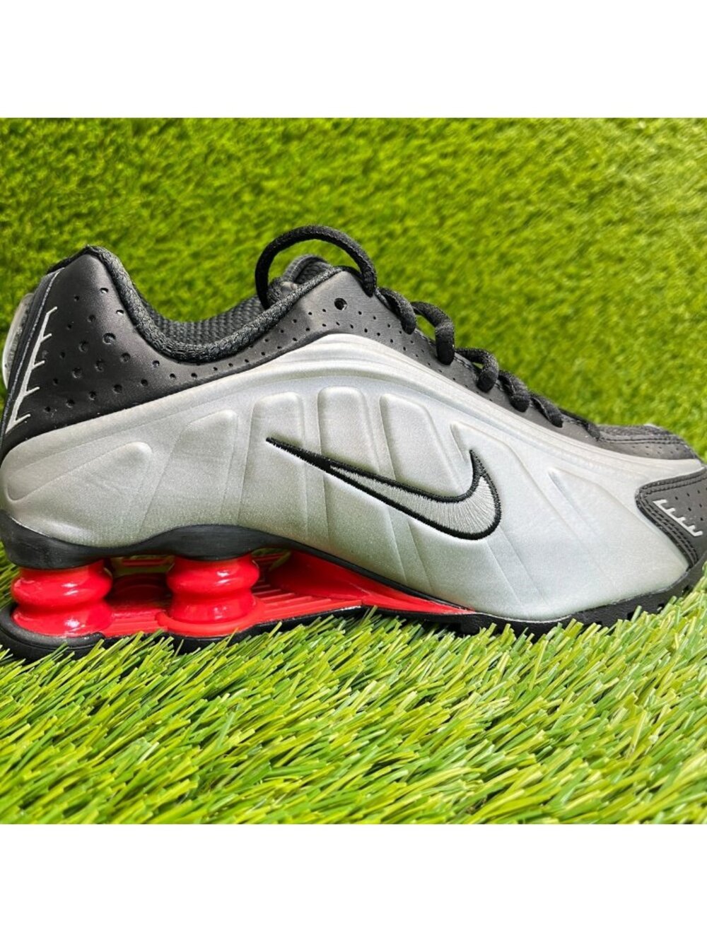 Nike Shox R4 Womens Size 5 Black Silver Red Athletic Leather Shoes Sneakers